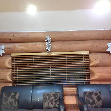 Lyne View, Log Chata