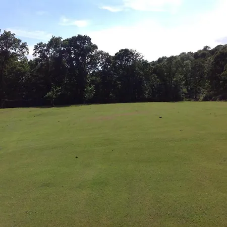 Lyne View, Log Gerendaház *