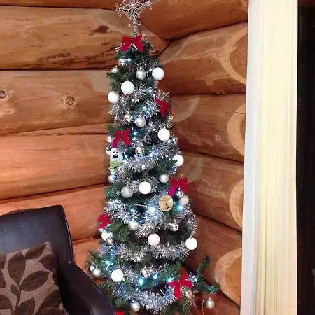Lyne View, Log Деревянный коттедж